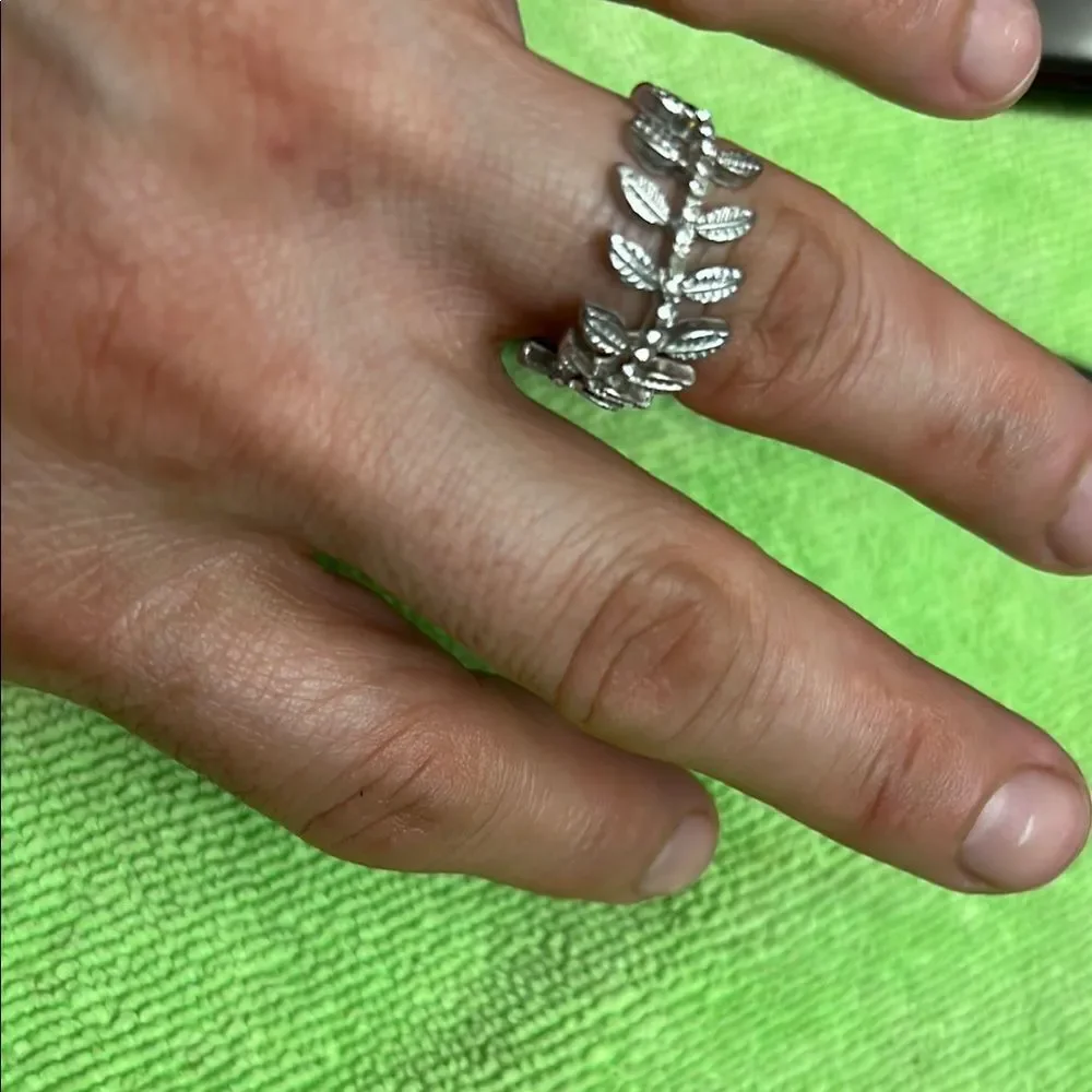 Elegant Silver Leaf Ring